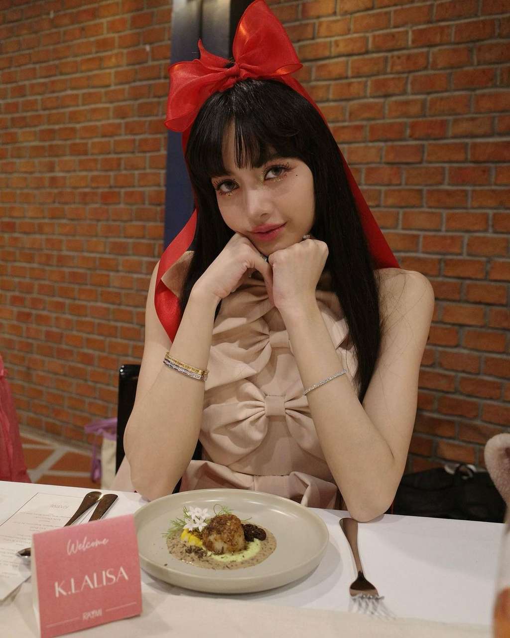 10 Potret Lisa Blackpink Rayakan Ultah di Thailand, Perhiasan Mewah Rp1,6 Miliar Jadi Sorotan!