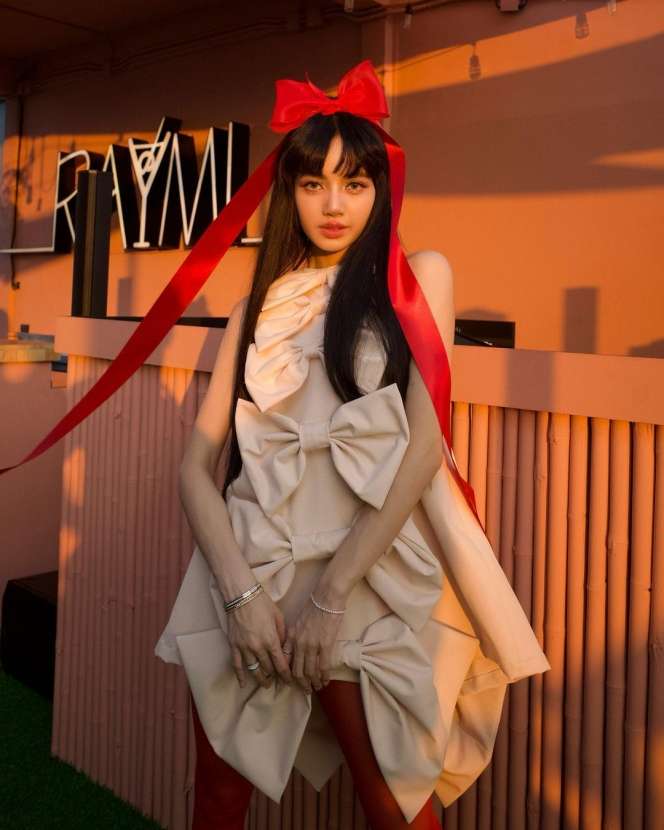 10 Potret Lisa Blackpink Rayakan Ultah di Thailand, Perhiasan Mewah Rp1,6 Miliar Jadi Sorotan!