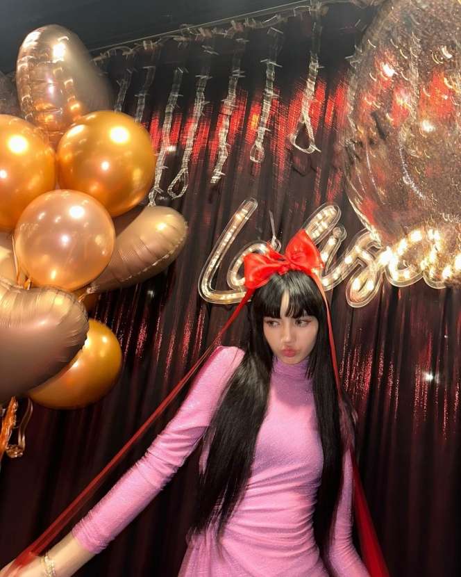 10 Potret Lisa Blackpink Rayakan Ultah di Thailand, Perhiasan Mewah Rp1,6 Miliar Jadi Sorotan!