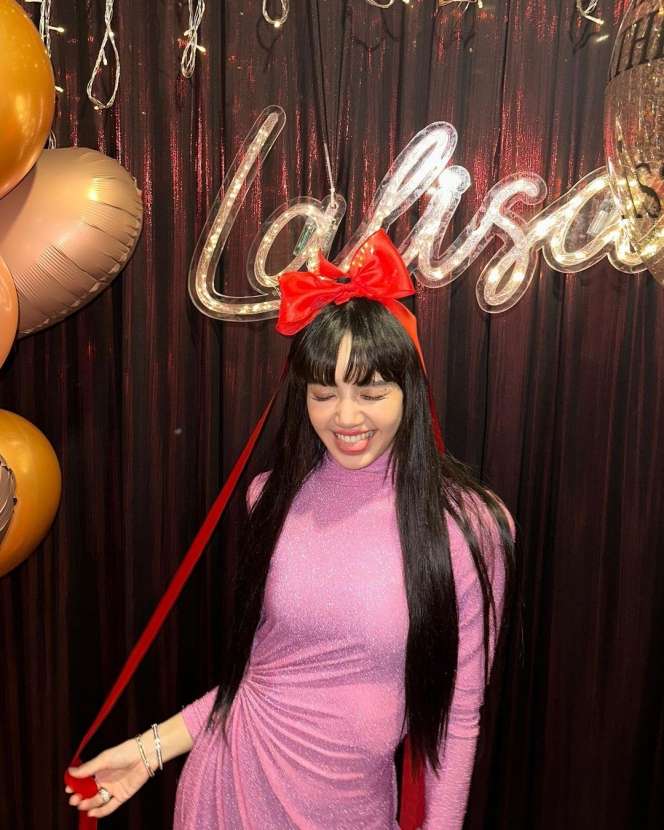 10 Potret Lisa Blackpink Rayakan Ultah di Thailand, Perhiasan Mewah Rp1,6 Miliar Jadi Sorotan!