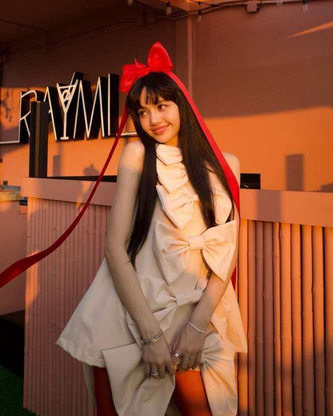 10 Potret Lisa Blackpink Rayakan Ultah di Thailand, Perhiasan Mewah Rp1,6 Miliar Jadi Sorotan!