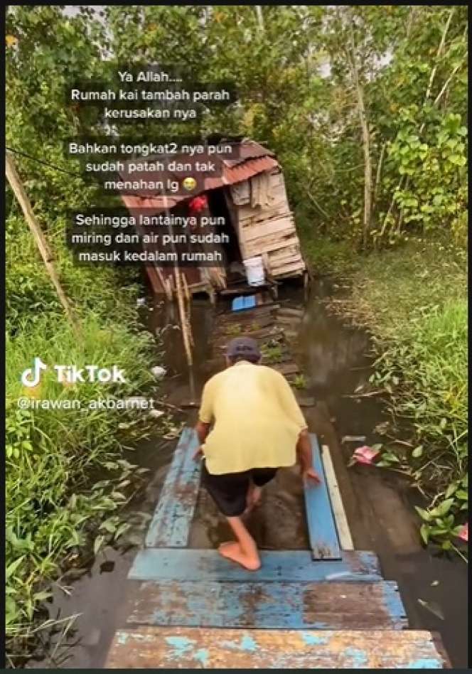 Penampakan Rumah di Atas Rawa Milik Kakek, Bangunannya Hampir Roboh Sebagian Terendam Air, Kondisinya Bikin Haru!