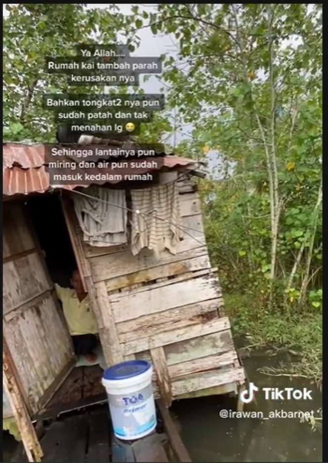 Penampakan Rumah di Atas Rawa Milik Kakek, Bangunannya Hampir Roboh Sebagian Terendam Air, Kondisinya Bikin Haru!