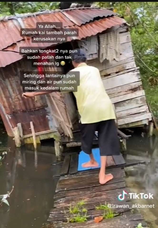 Penampakan Rumah di Atas Rawa Milik Kakek, Bangunannya Hampir Roboh Sebagian Terendam Air, Kondisinya Bikin Haru!