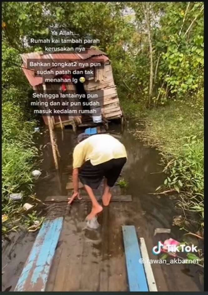 Penampakan Rumah di Atas Rawa Milik Kakek, Bangunannya Hampir Roboh Sebagian Terendam Air, Kondisinya Bikin Haru!