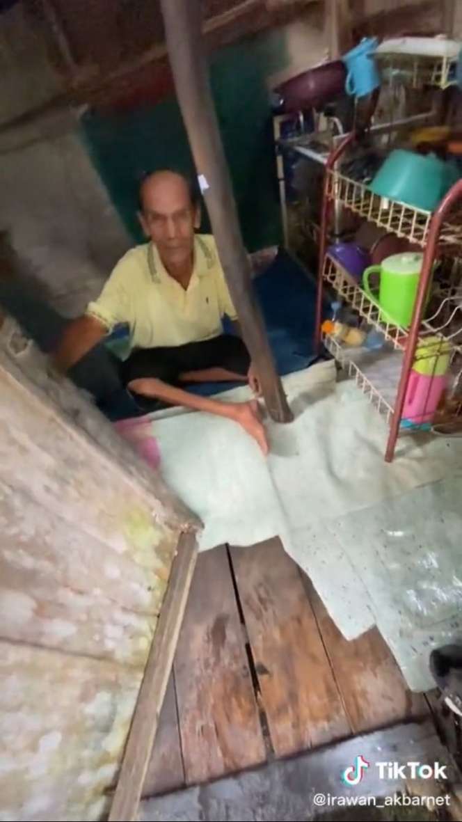 Penampakan Rumah di Atas Rawa Milik Kakek, Bangunannya Hampir Roboh Sebagian Terendam Air, Kondisinya Bikin Haru!
