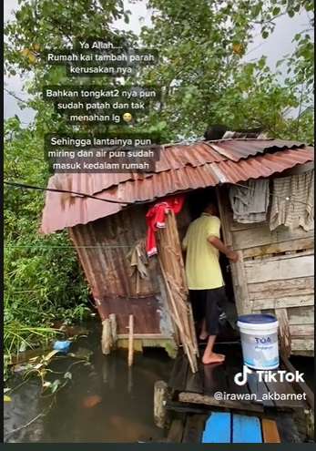 Penampakan Rumah di Atas Rawa Milik Kakek, Bangunannya Hampir Roboh Sebagian Terendam Air, Kondisinya Bikin Haru!