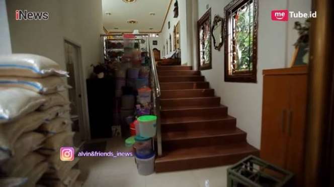 Berlapis Emas, 12 Potret Rumah Mamah Dedeh yang Super Mewah Bak Istana, Sultan Tak Pernah Pamer!