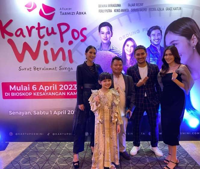 Potret Cantik Denira Wiraguna Pakai Seragam Petugas Pos, Bikin Salfok