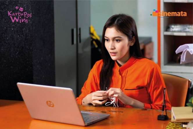 Potret Cantik Denira Wiraguna Pakai Seragam Petugas Pos, Bikin Salfok