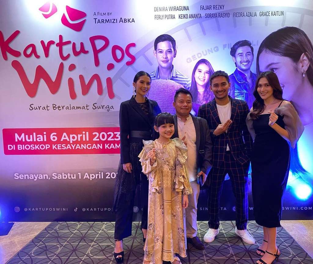 Potret Cantik Denira Wiraguna Pakai Seragam Petugas Pos, Bikin Salfok