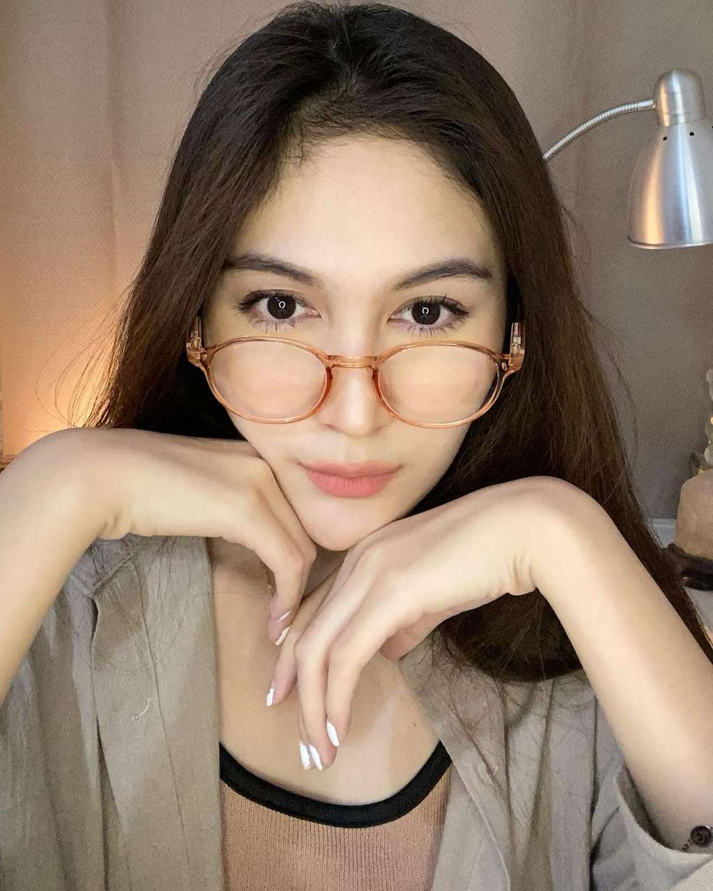 Potret Cantik Denira Wiraguna Pakai Seragam Petugas Pos, Bikin Salfok