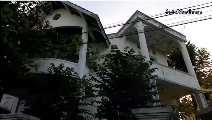 Potret Rumah Mewah Dua Lantai yang Terbengkalai, Diduga Milik Artis yang Sudah Meninggal Dunia, Penampakannya Bikin Merinding!