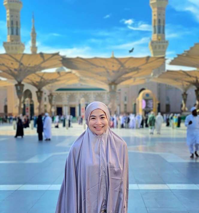 Feni Rose Sempat Disentil Anak Kartika Putri karena Baju, Kini Tampil Berhijab Usai Umrah, Lihat Potretnya