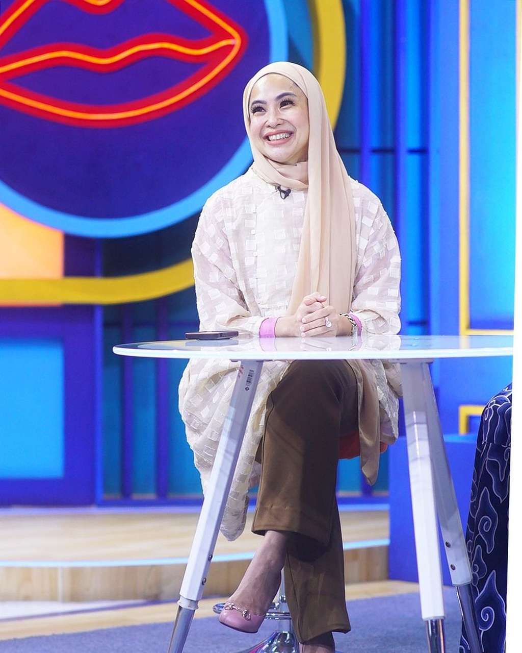 Feni Rose Sempat Disentil Anak Kartika Putri karena Baju, Kini Tampil Berhijab Usai Umrah, Lihat Potretnya