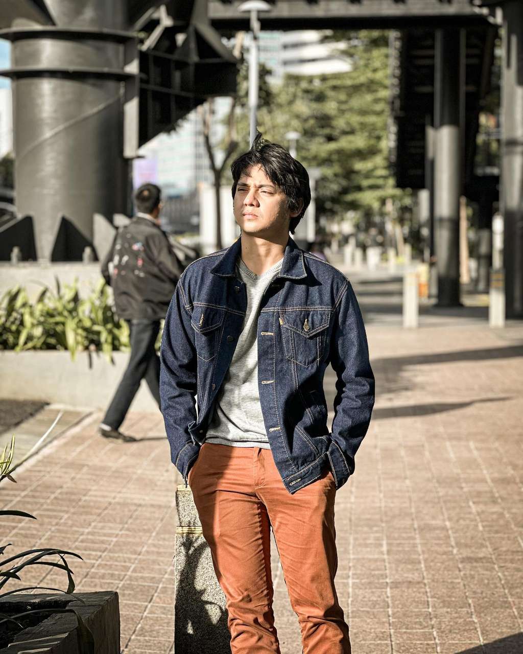 10 Adu Gaya Iqbaal Ramadhan VS Arbani Yasiz, yang Gantikan Peran Dilan, Ramai Disebut Tak Cocok