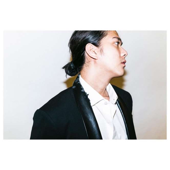 10 Adu Gaya Iqbaal Ramadhan VS Arbani Yasiz, yang Gantikan Peran Dilan, Ramai Disebut Tak Cocok