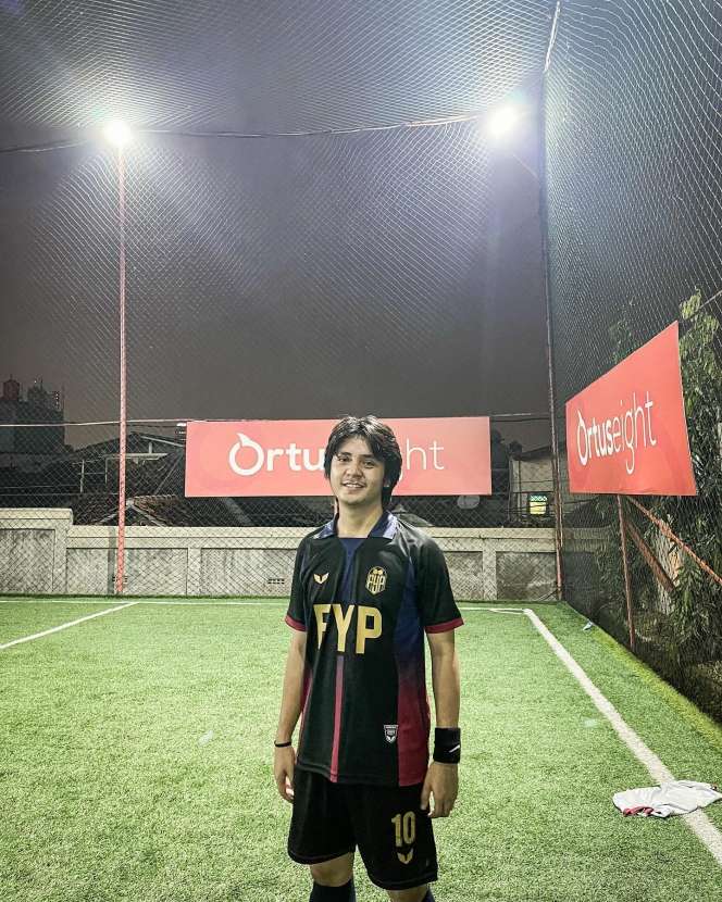 10 Adu Gaya Iqbaal Ramadhan VS Arbani Yasiz, yang Gantikan Peran Dilan, Ramai Disebut Tak Cocok