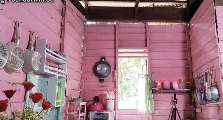 Dari Luar Tampak Rumah Kayu Sederhana, Dalamnya Bikin Takjub Bak Hotel Barbie, Lihat 10 Potretnya