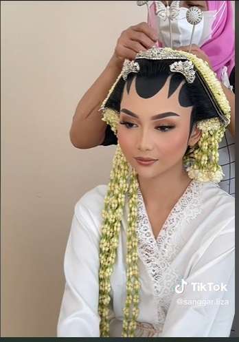 Pengantin Wanita Ini Pilih Ikuti Makeup MUA Tanpa Komplain, Ternyata Hasilnya Sebagus Ini, Nggak Bikin Menyesal!