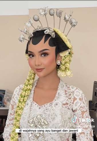 Pengantin Wanita Ini Pilih Ikuti Makeup MUA Tanpa Komplain, Ternyata Hasilnya Sebagus Ini, Nggak Bikin Menyesal!