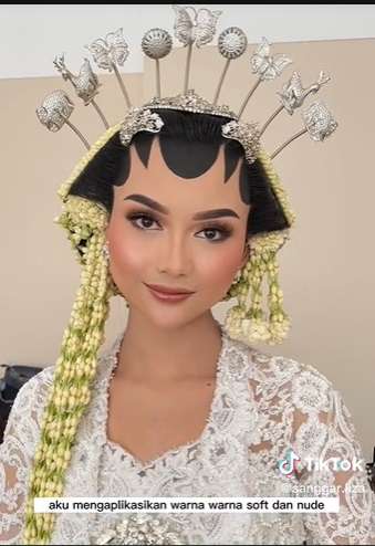 Pengantin Wanita Ini Pilih Ikuti Makeup MUA Tanpa Komplain, Ternyata Hasilnya Sebagus Ini, Nggak Bikin Menyesal!