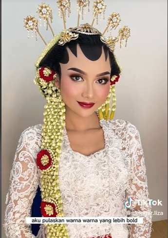 Pengantin Wanita Ini Pilih Ikuti Makeup MUA Tanpa Komplain, Ternyata Hasilnya Sebagus Ini, Nggak Bikin Menyesal!