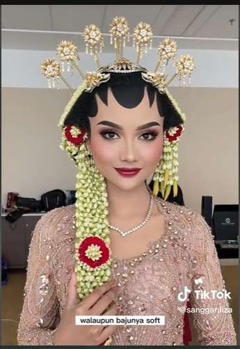 Pengantin Wanita Ini Pilih Ikuti Makeup MUA Tanpa Komplain, Ternyata Hasilnya Sebagus Ini, Nggak Bikin Menyesal!