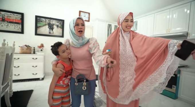 Potret Rumah Mewah Pasha Ungu di Tengah Perkampungan Bogor, Saking Luasnya Halaman Depan Bisa untuk Main Golf