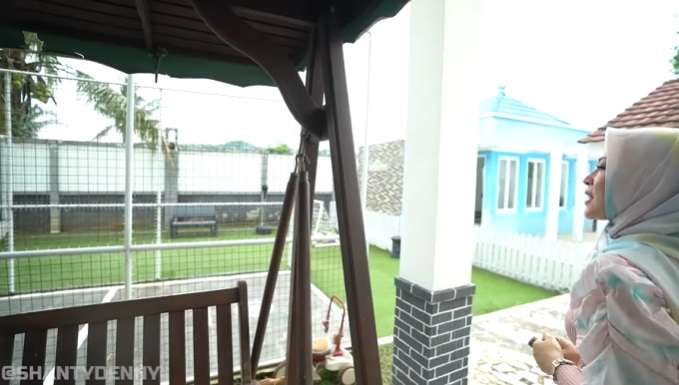 Potret Rumah Mewah Pasha Ungu di Tengah Perkampungan Bogor, Saking Luasnya Halaman Depan Bisa untuk Main Golf