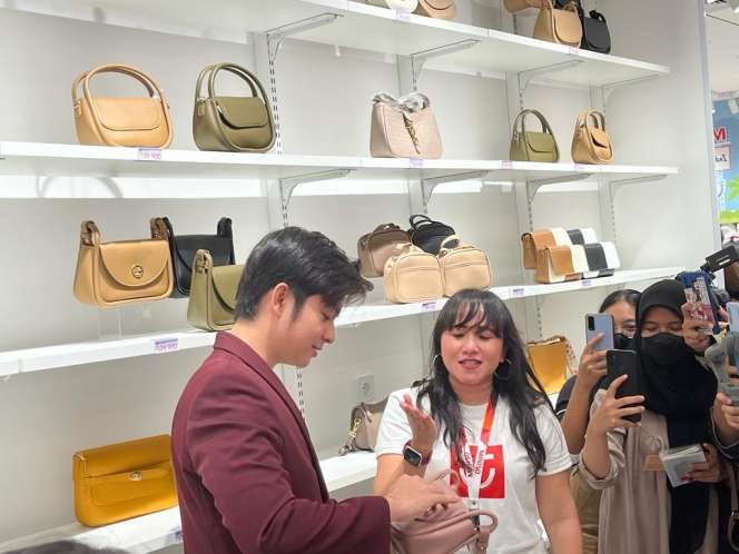 Bak Opa Korea, Penampilan Angga Yunanda Sapa Penggemar di Mal Bikin Klepek-klepek