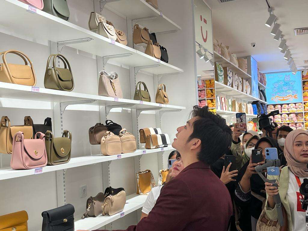 Bak Opa Korea, Penampilan Angga Yunanda Sapa Penggemar di Mal Bikin Klepek-klepek