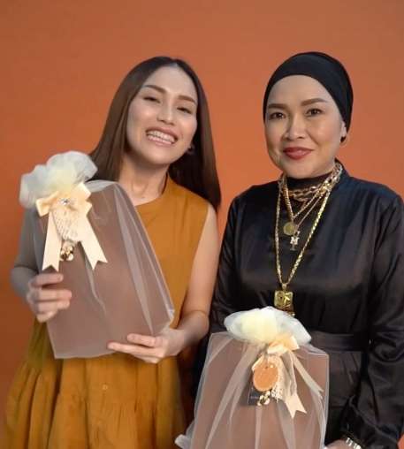 10 Adu Gaya Umi Kalsum VS Yulianty Lazuardi Mama Boy William, Disebut Calon Besan, Kalah Berkelas?