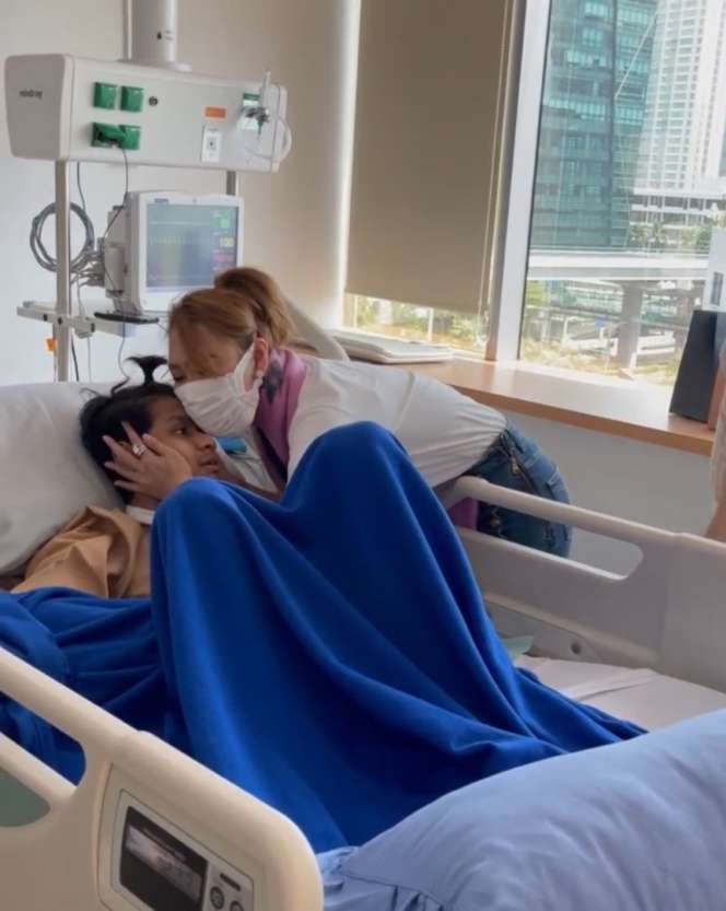 8 Potret Haru Inul Daratista Jenguk David Ozora, Senang Bisa Menyentuh Kumis Lebat Mas Adam