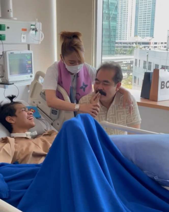 8 Potret Haru Inul Daratista Jenguk David Ozora, Senang Bisa Menyentuh Kumis Lebat Mas Adam