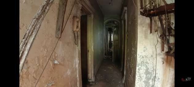 10 Potret Rumah Bak Istana Milik Artis yang Terbengkalai 20 Tahun, Tersisa Puing-Puing Kemegahannya