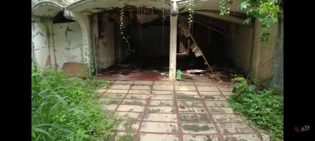 10 Potret Rumah Bak Istana Milik Artis yang Terbengkalai 20 Tahun, Tersisa Puing-Puing Kemegahannya