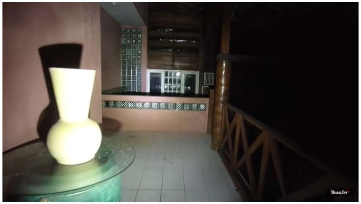 Potret Rumah Mewah Terbengkalai Milik Artis Terkenal, Kini Kosong dan Bikin Merinding, Ternyata Ini Penyebabnya!