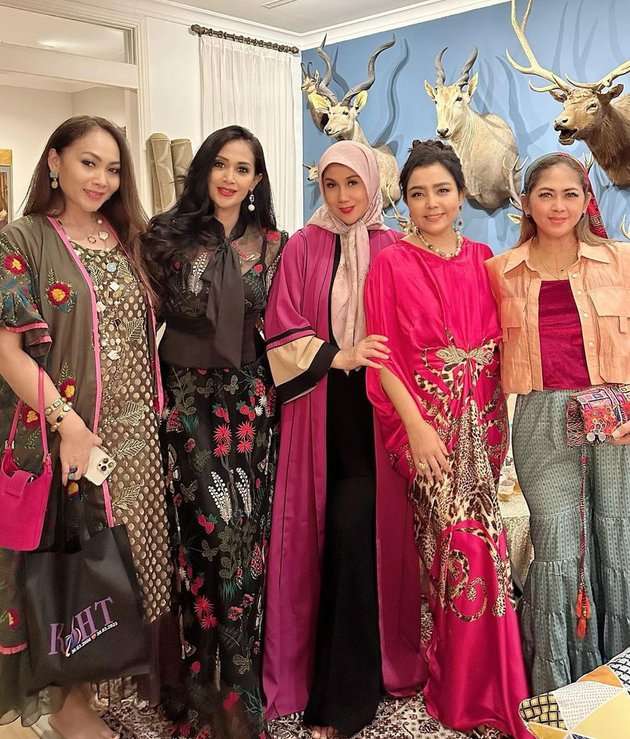 10 Gaya Artis Hadiri `Bukber Mewah` di Istana Mayangsari, Busana Iis Dahlia Jadi Omongan