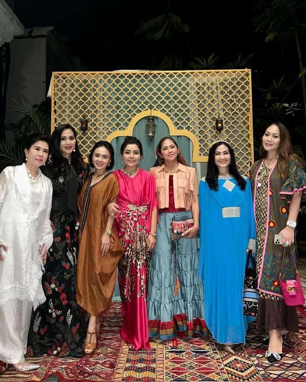 10 Gaya Artis Hadiri `Bukber Mewah` di Istana Mayangsari, Busana Iis Dahlia Jadi Omongan