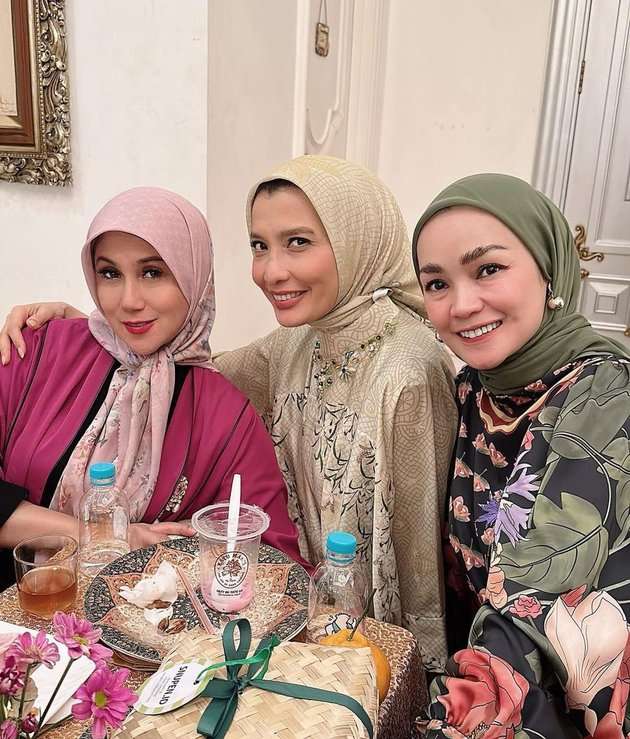 10 Gaya Artis Hadiri `Bukber Mewah` di Istana Mayangsari, Busana Iis Dahlia Jadi Omongan