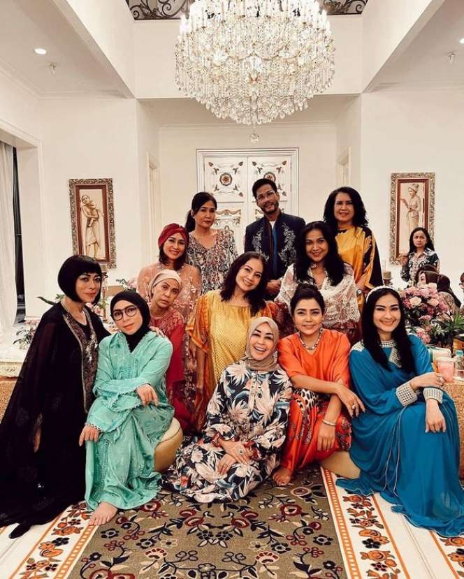 10 Gaya Artis Hadiri `Bukber Mewah` di Istana Mayangsari, Busana Iis Dahlia Jadi Omongan