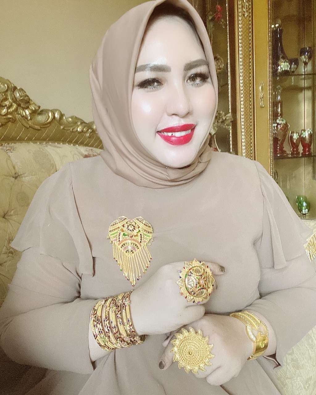 10 Potret Rumah Mewah Mira Hayati, Viral Beli Tas Emas 500 Juta, Mirip Istana Semua Perabotan Serba Emas