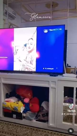 10 Potret Rumah Mewah Mira Hayati, Viral Beli Tas Emas 500 Juta, Mirip Istana Semua Perabotan Serba Emas
