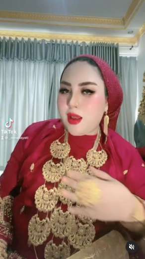 10 Potret Rumah Mewah Mira Hayati, Viral Beli Tas Emas 500 Juta, Mirip Istana Semua Perabotan Serba Emas
