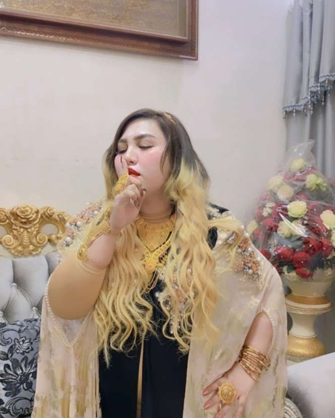 10 Potret Rumah Mewah Mira Hayati, Viral Beli Tas Emas 500 Juta, Mirip Istana Semua Perabotan Serba Emas