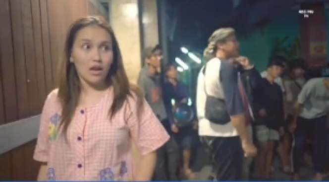 Masih Pakai Baju Tidur, Potret Ayu Ting Ting Keliling Kampung Bangunin Warga Sahur
