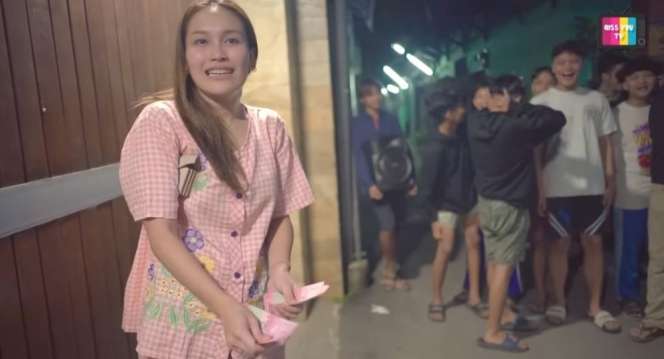 Masih Pakai Baju Tidur, Potret Ayu Ting Ting Keliling Kampung Bangunin Warga Sahur
