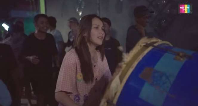 Masih Pakai Baju Tidur, Potret Ayu Ting Ting Keliling Kampung Bangunin Warga Sahur