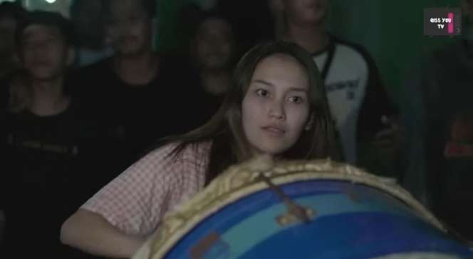 Masih Pakai Baju Tidur, Potret Ayu Ting Ting Keliling Kampung Bangunin Warga Sahur